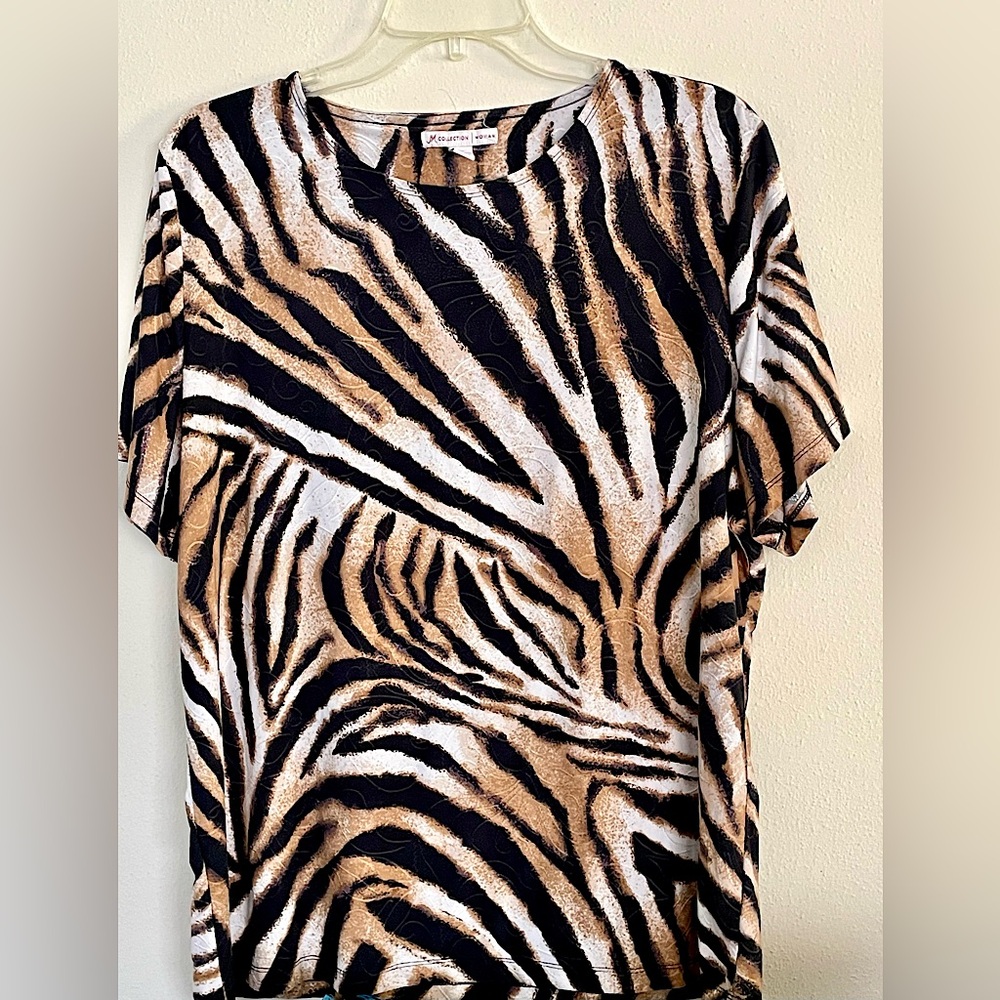 JM collection short sleeve top. Sz 2X. Versatile animal print. Easy care.